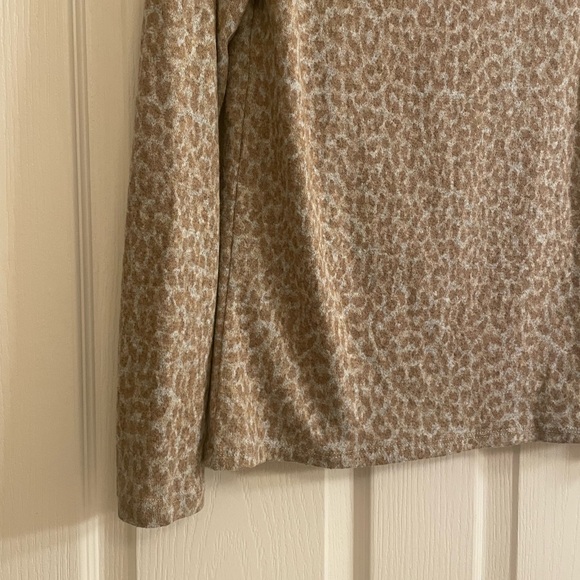 BEACHLUNCHLOUNGE Leopard Print Turtleneck Size Medium - Picture 4 of 10